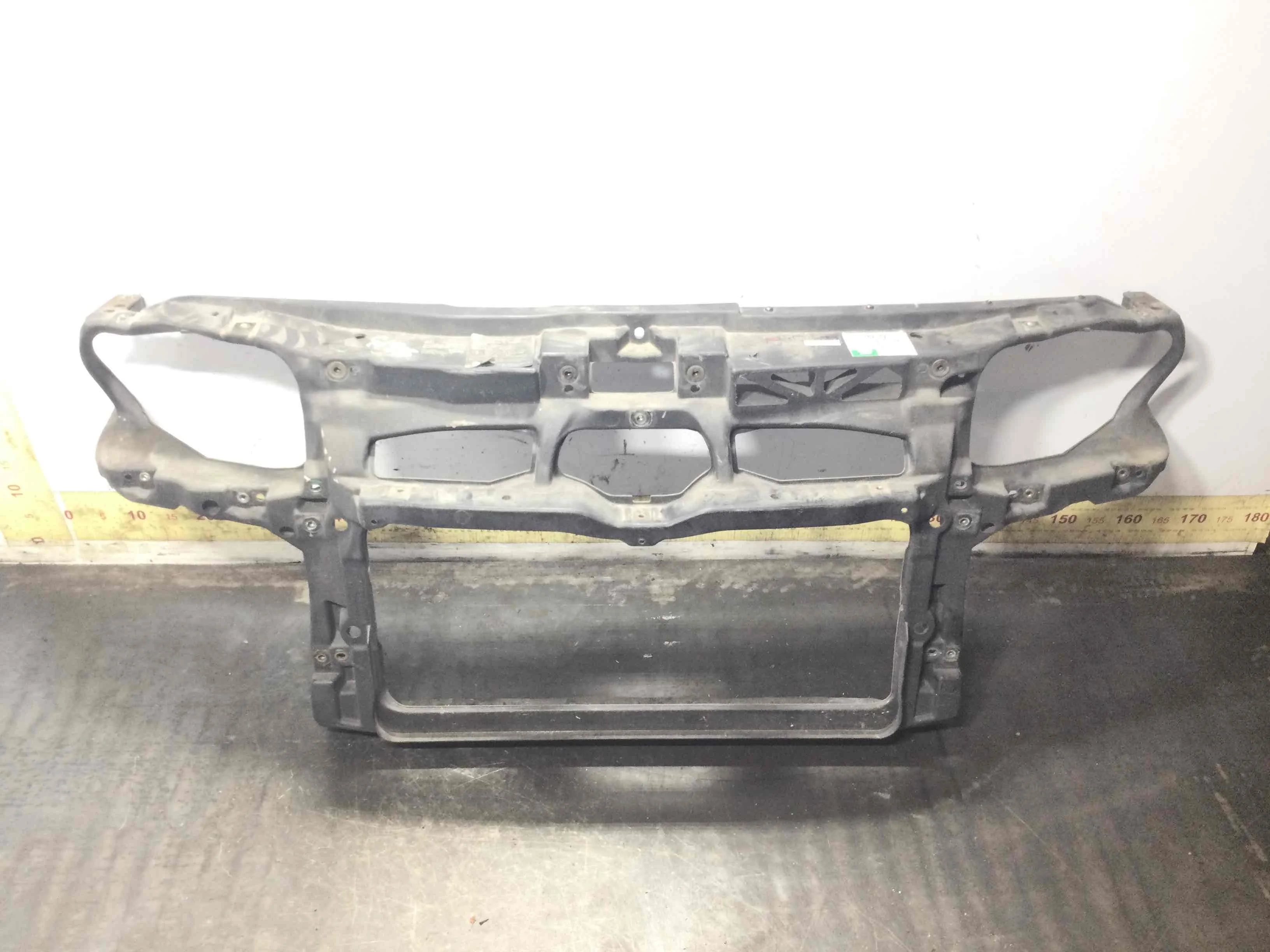 Передняя панель крепления облицовки (телевизор) Volkswagen Golf 4 поколение (1997-2004) бензин 1.4 i Механика 5-дв, х/б