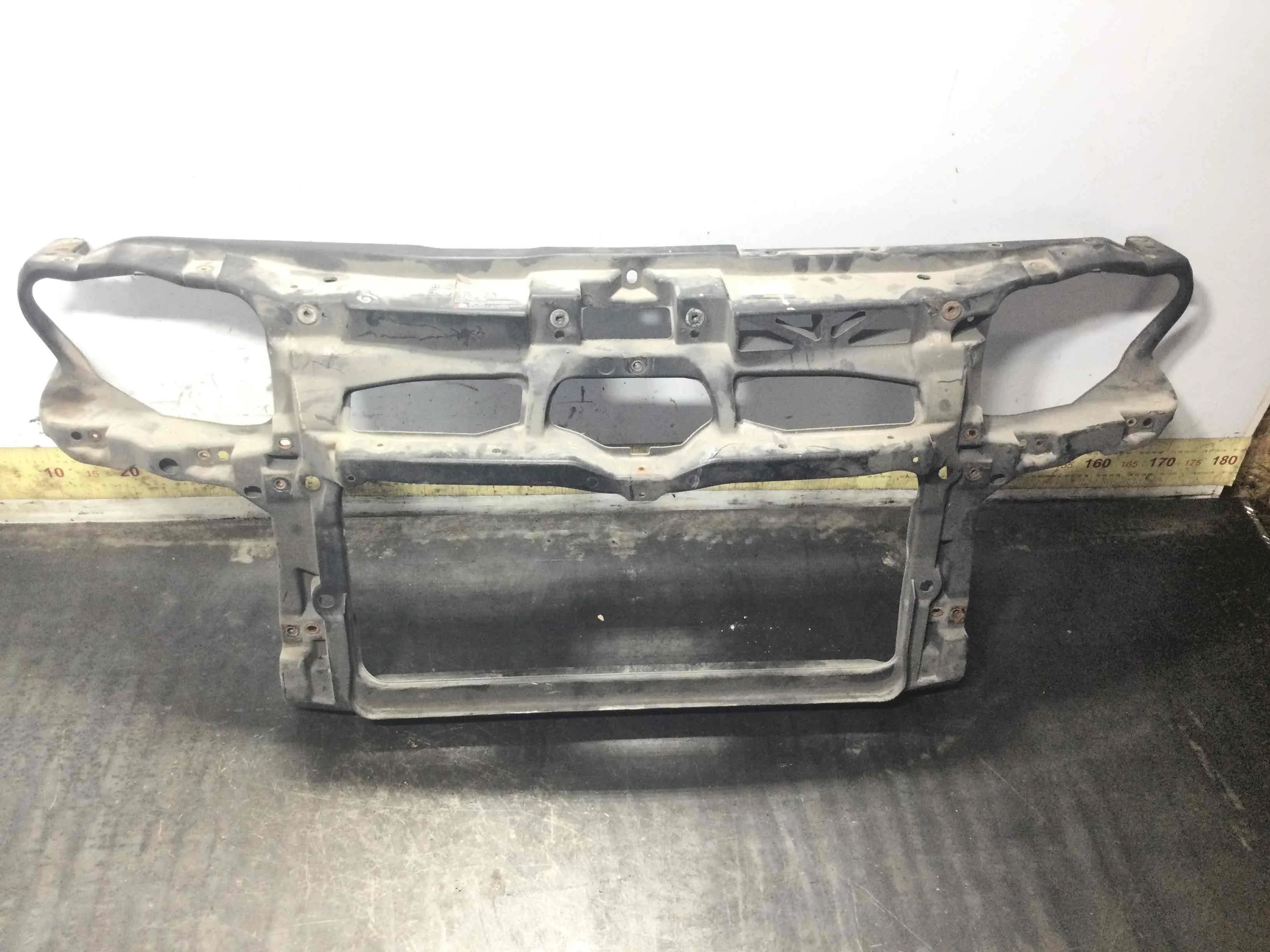 Передняя панель крепления облицовки (телевизор) Volkswagen Golf 4 поколение (1997-2004) бензин 1.4 i Механика Х/б