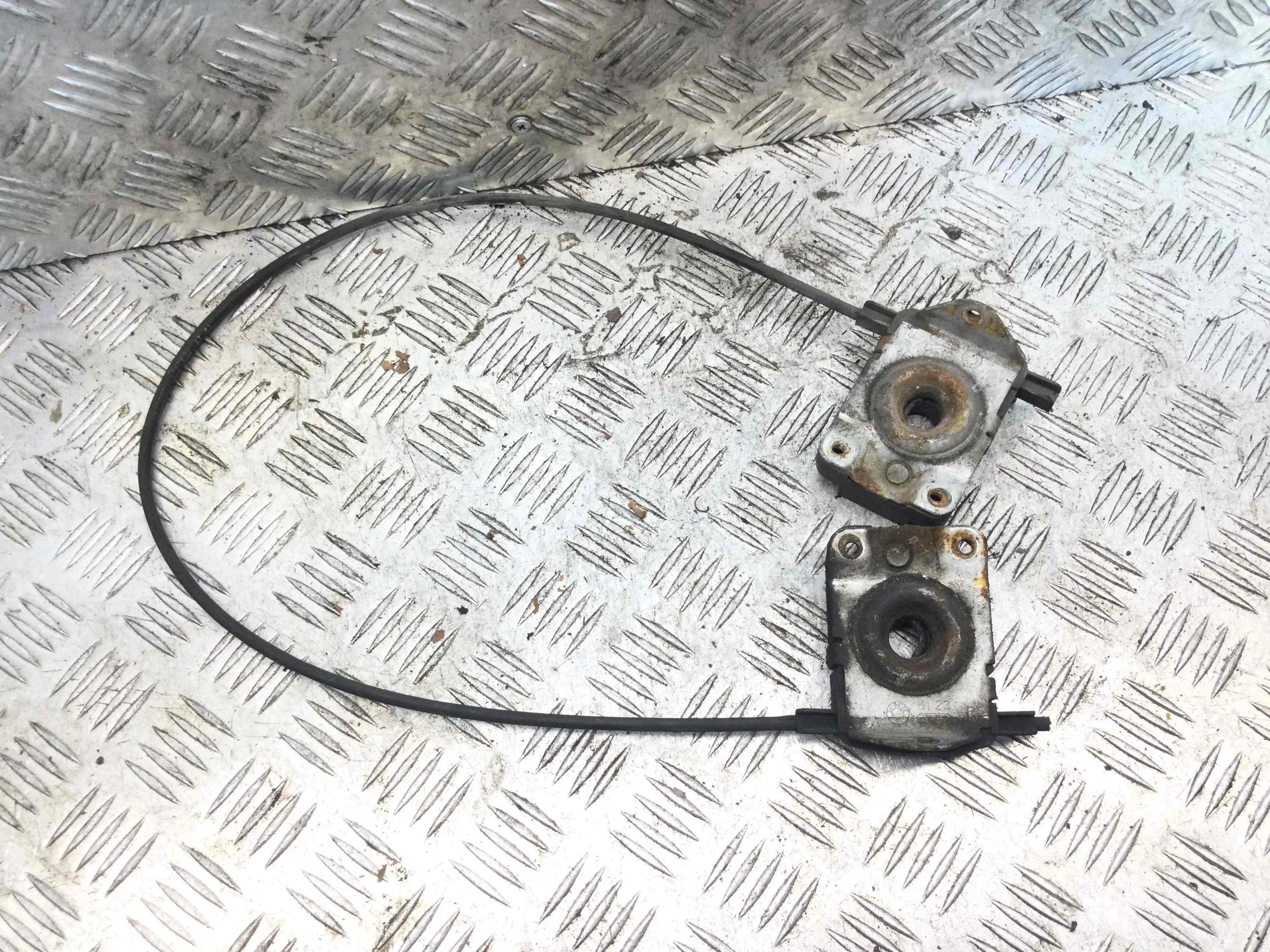 Замок капота Land Rover Range Rover 3 поколение (2002-2005) бензин 4.4