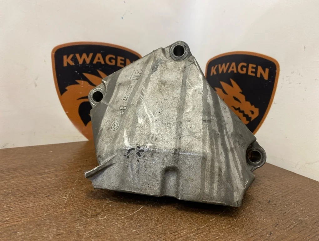 Кронштейн двигателя Opel Astra 2011 J