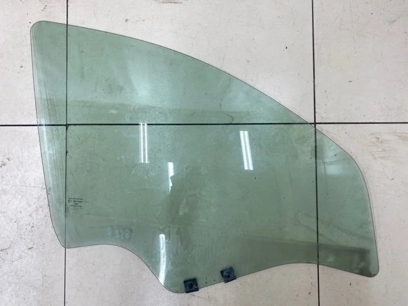 Стекло двери переднее правое Renault Duster 1