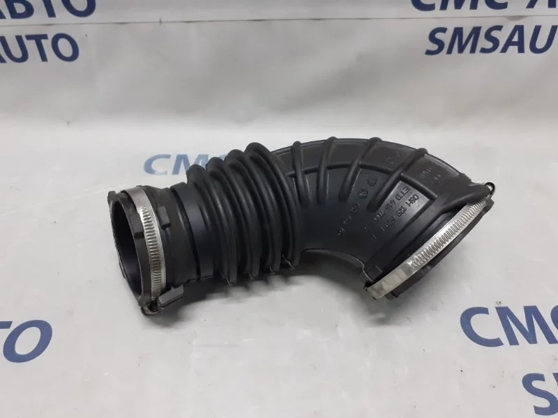 Патрубок воздушный Audi A5 06H129629E 8K 2.0T