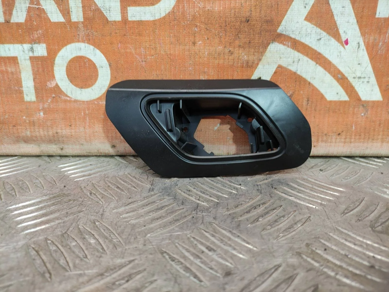 Кронштейн форсунки фароомывателя Porsche Cayenne 2014-2018 958