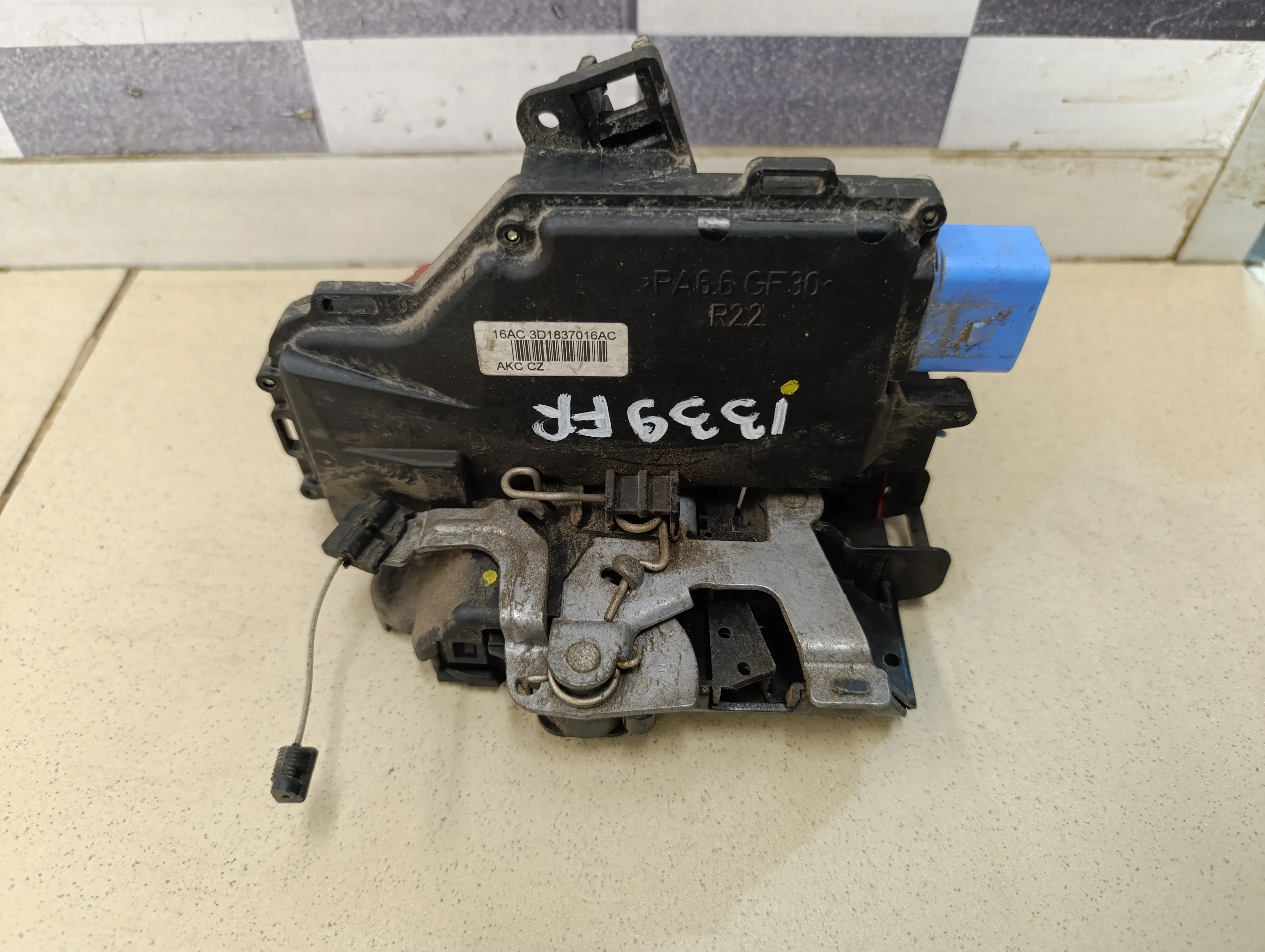 Замок двери передней правой Touareg 2002-2010