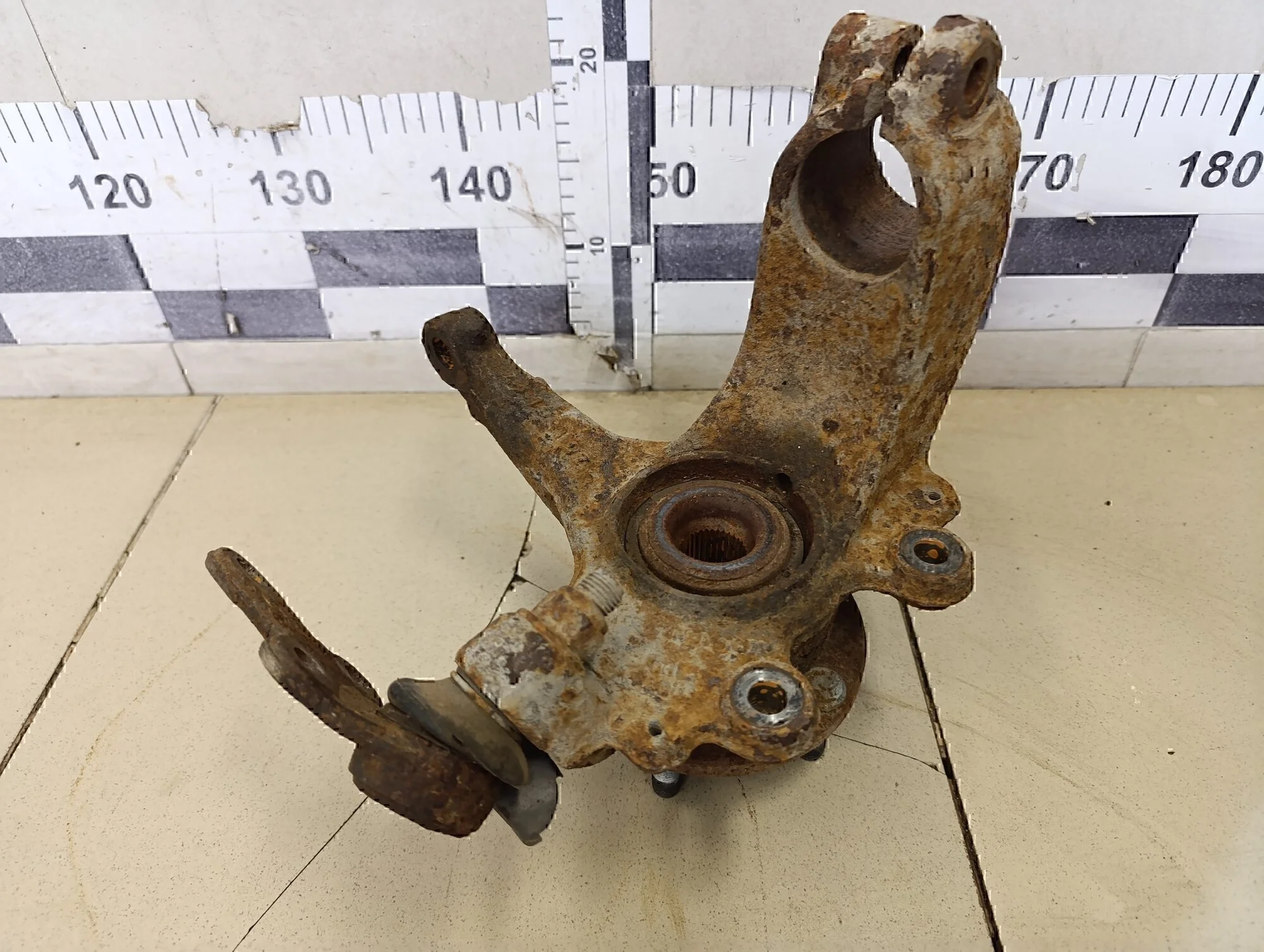 Кулак поворотный передний левый Focus II 2005-2008