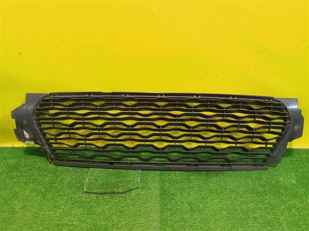 Решетка в бампер нижняя  Renault Duster 2020 622547340R 24426