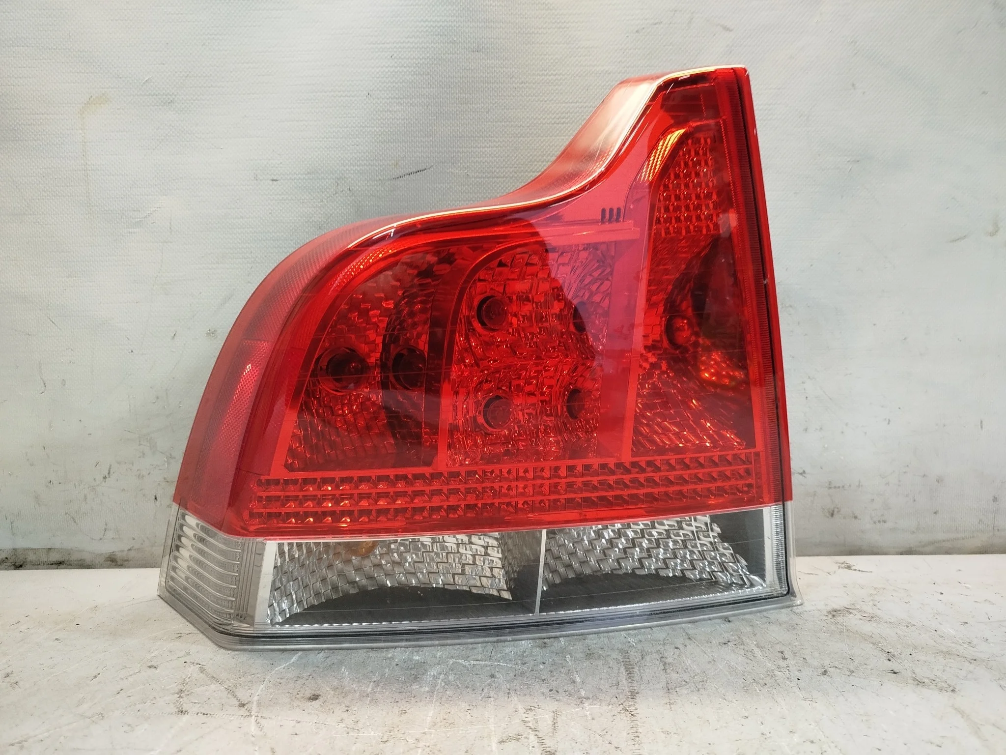 ФОНАРЬ VOLVO ЛЕВО 30655367 KB1388