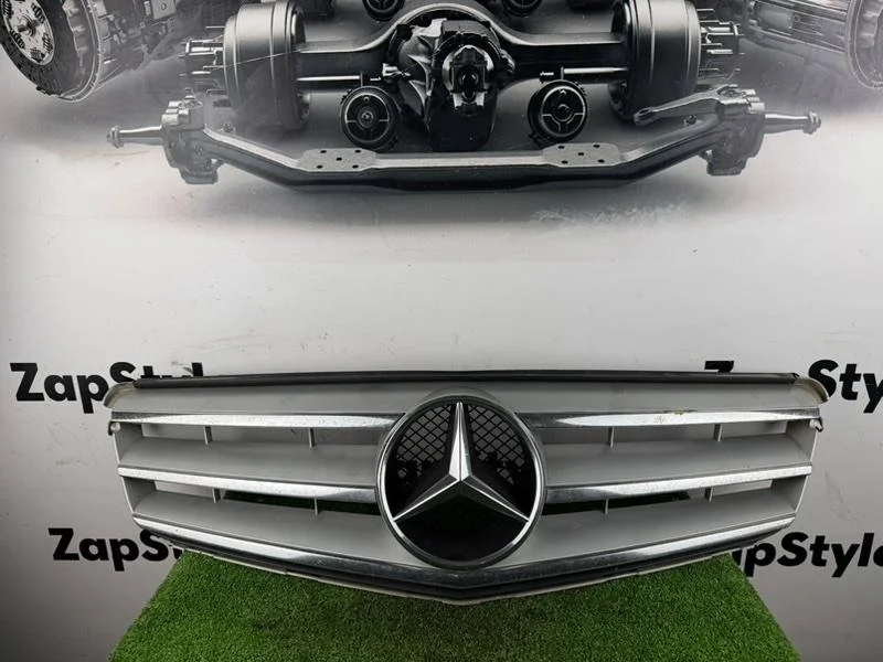 Решетка радиатора Mercedes 2010 W204