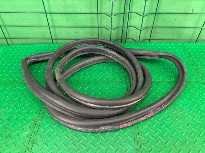 Уплотнитель двери Mercedes-Benz W210