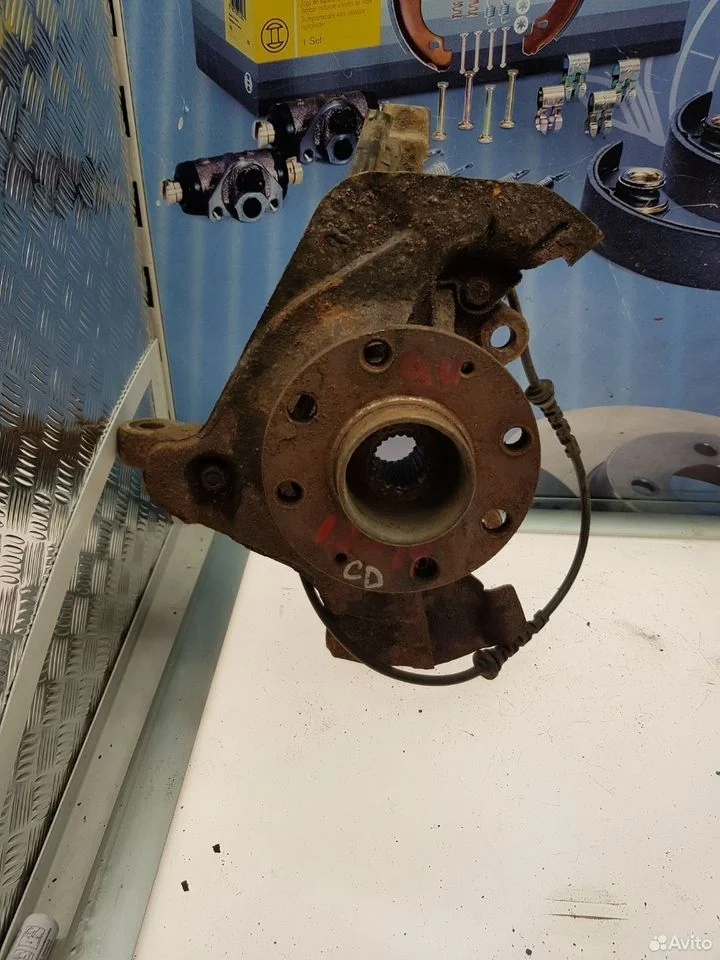 Кулак передний правый поворотный opel corsa d