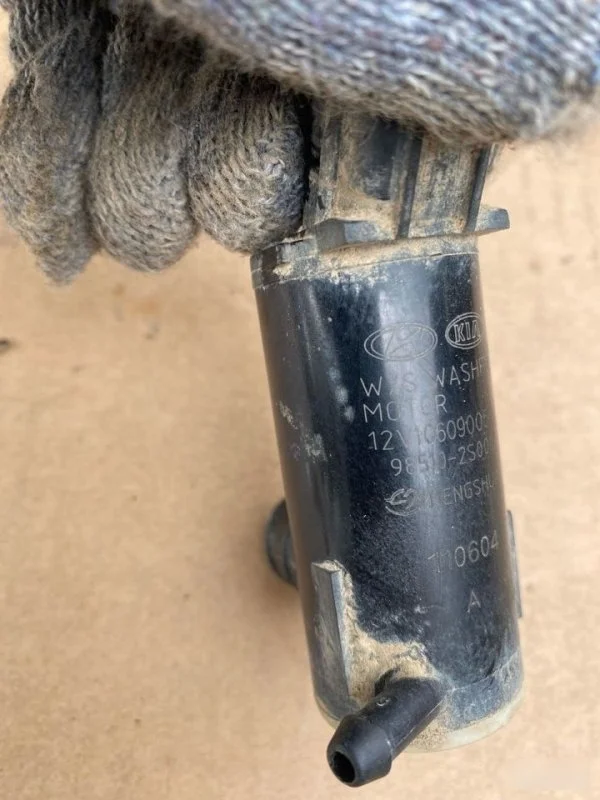 Насос омывателя Kia Sportage 3 985102S000