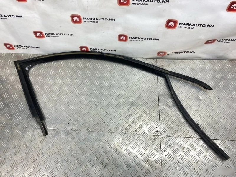 Уплотнитель стекла Volkswagen Jetta 6 2012 5C68374325AP, правый