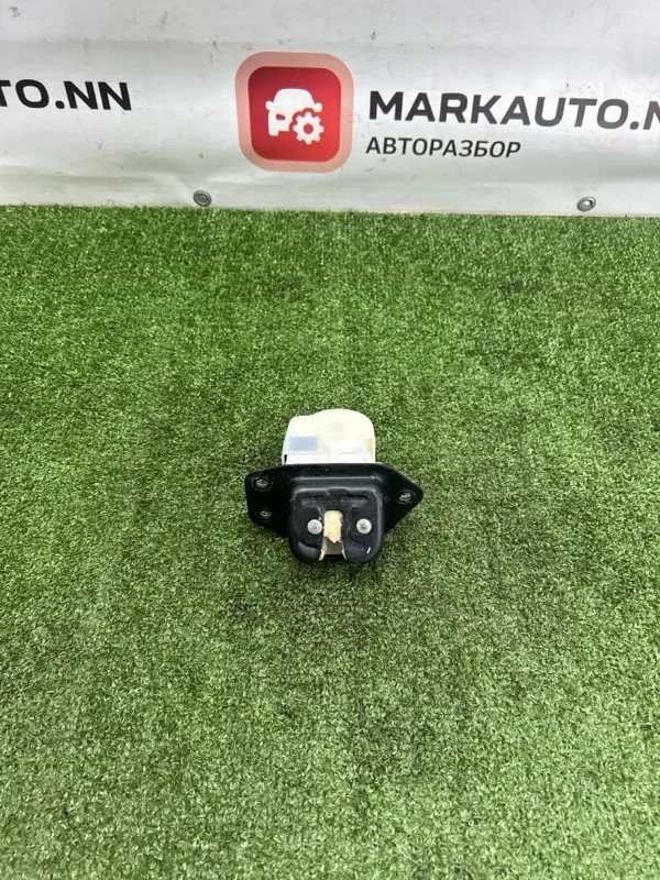 Замок крышки багажника Nissan Juke 2011 90502EN00A F15 HR16DE