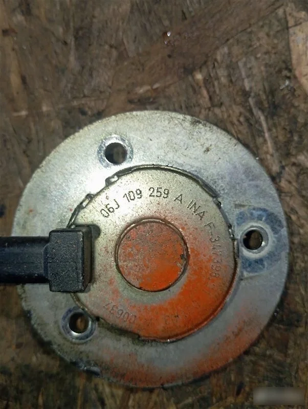 Клапан электромагнитный изменения фаз грм Audi A4 B8 рестайлинг (2011—2015)