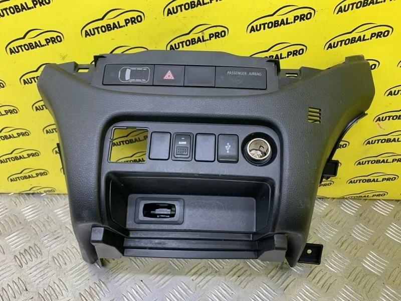 Консоль салона (центральная часть) Mitsubishi L200 (2015-2022) 2016 8002C041XA ПИКАП 2.4 D 4N15