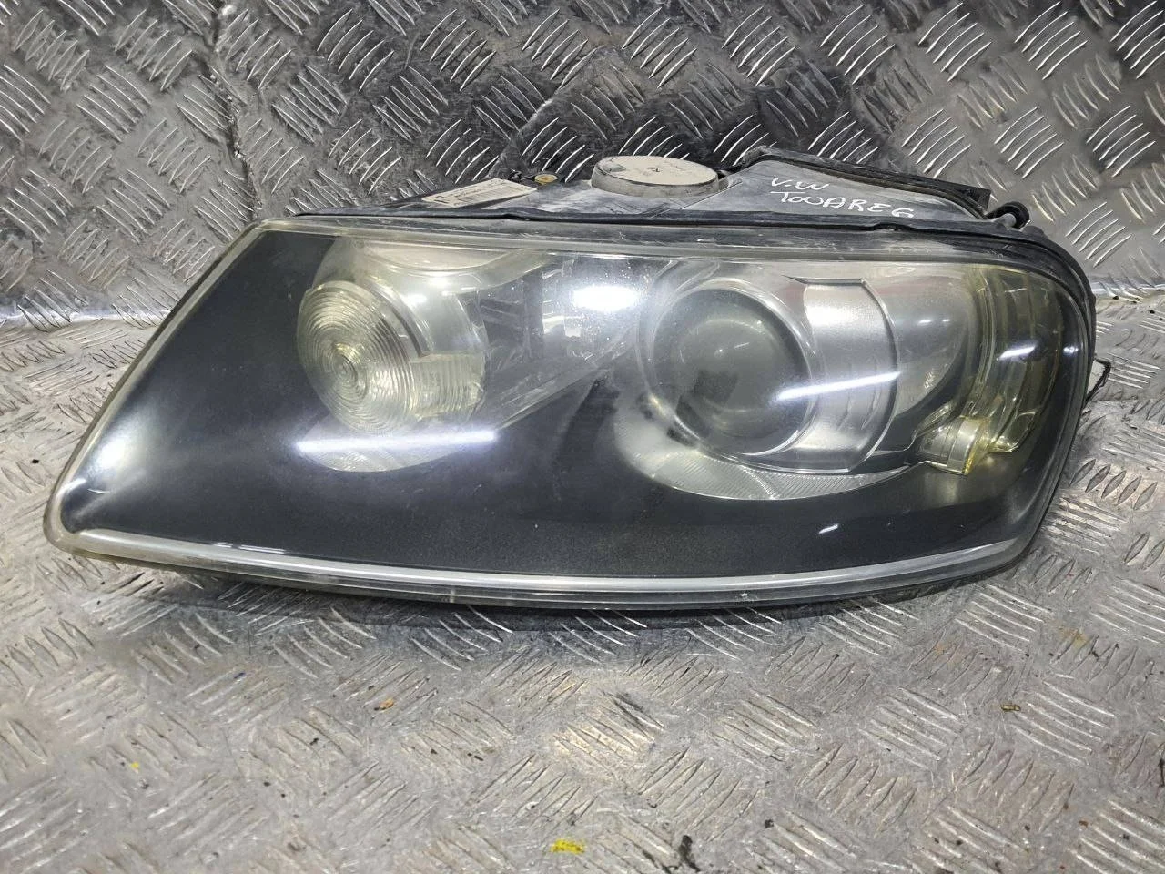 фара левая Volkswagen Touareg
