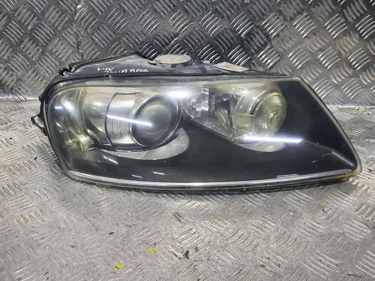 фара правая Volkswagen Touareg