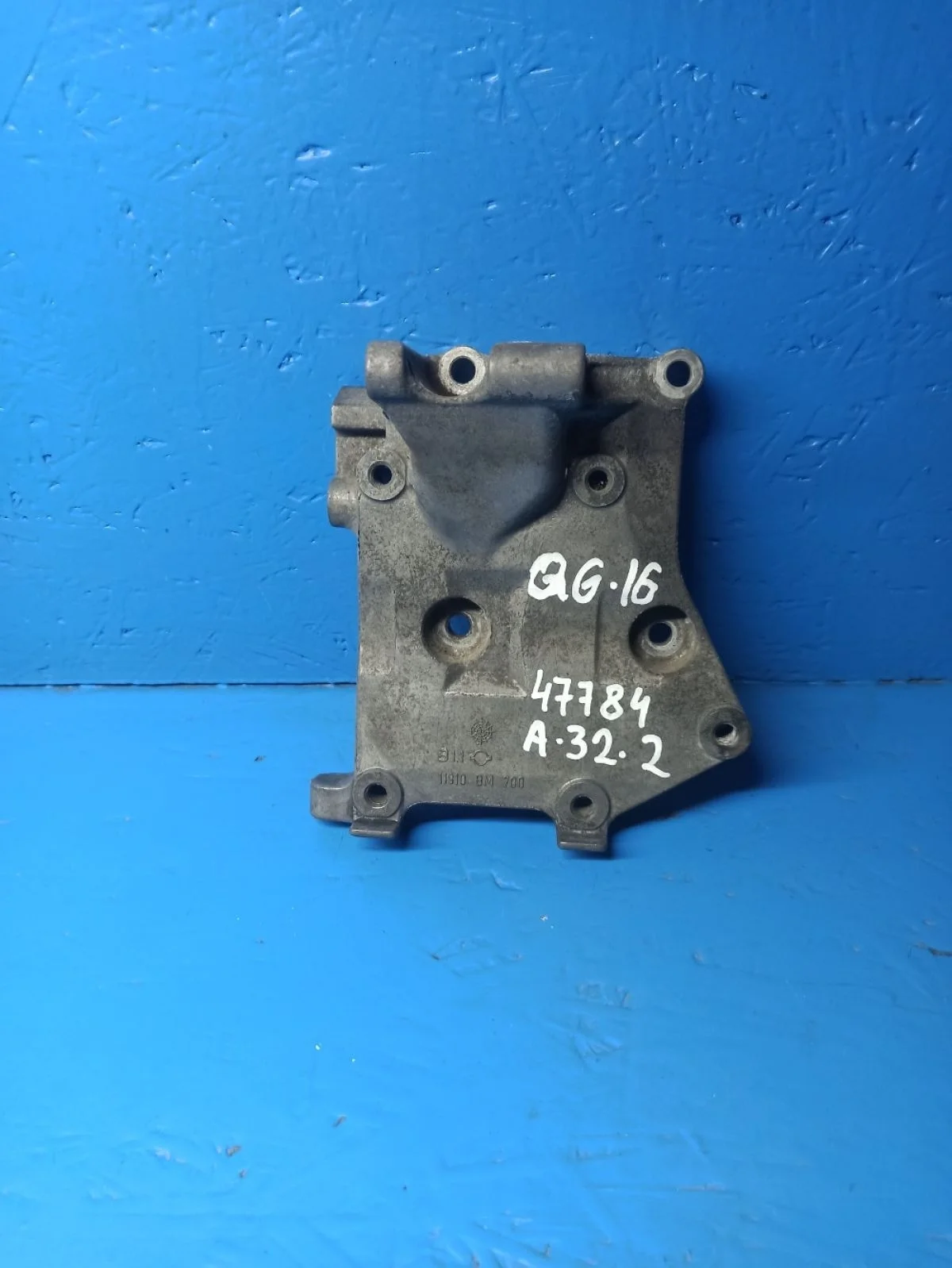 Кронштейн генератора Nissan Primera P12 (2001—2008)