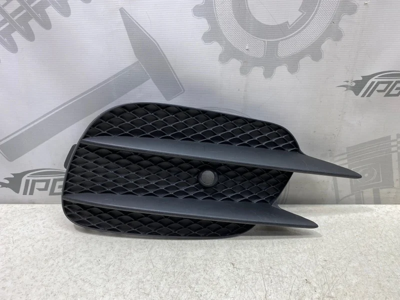 Решетка переднего бампера правая Mercedes-benz W213