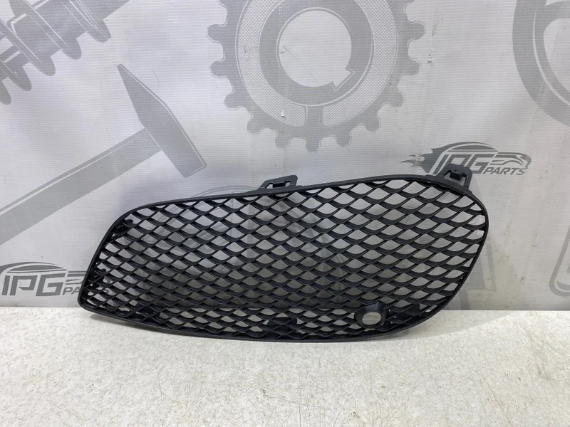 Решетка переднего бампера правая Mercedes-benz W205