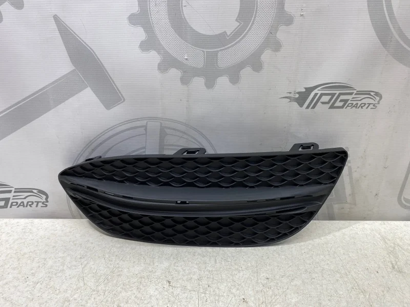 Решетка переднего бампера правая Mercedes-benz W205