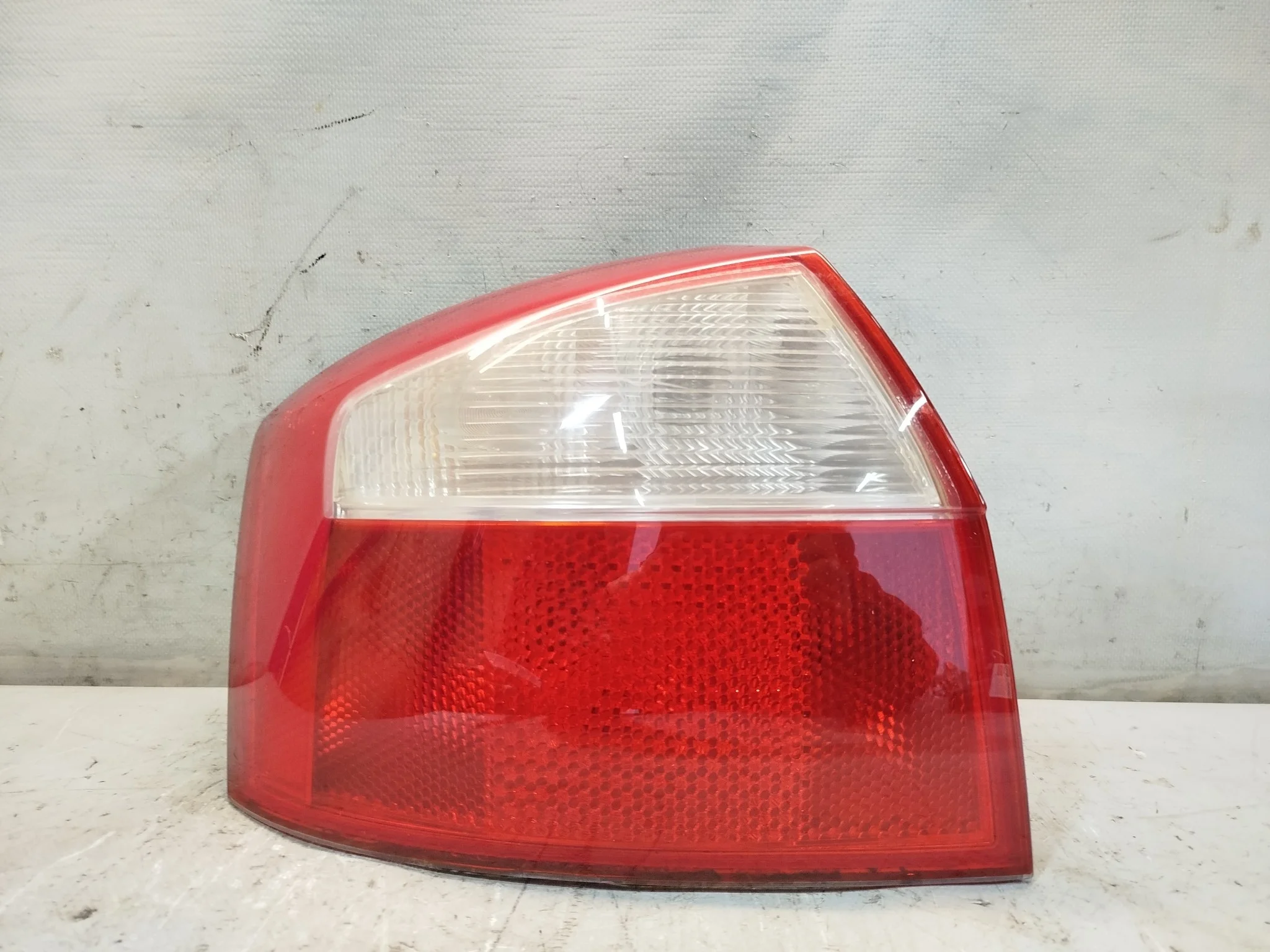 ФОНАРЬ AUDI ЛЕВО 8E5945217 KE756