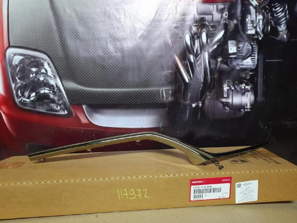 Накладка на решетку радиатора для Honda CR-V 5 RW 2017-