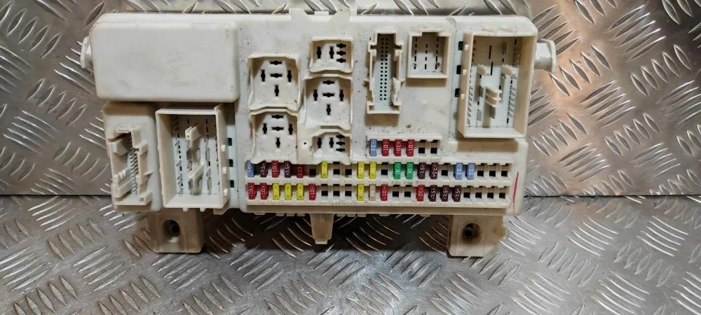 Блок предохранителей для Mazda 3 BK 2002-2009