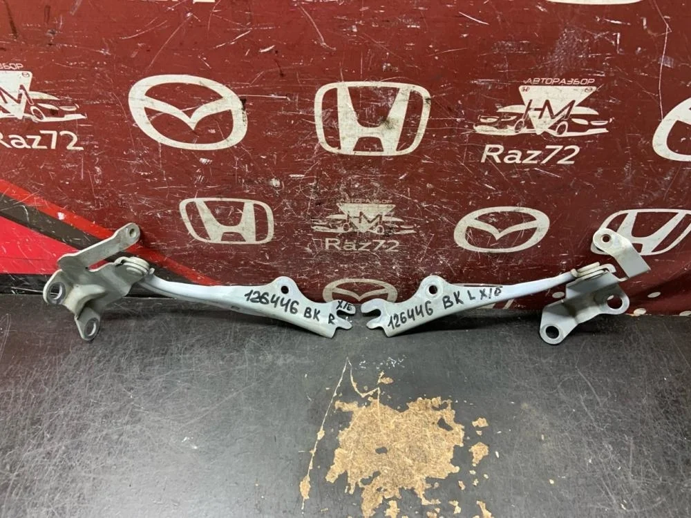 Петля капота левая для Mazda 3 BK 2002-2009