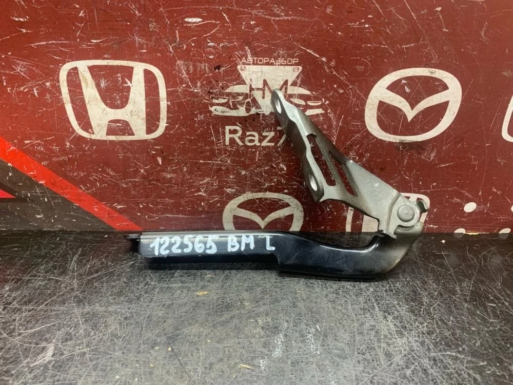 Петля капота левая для Mazda 3 BM 2013-2019