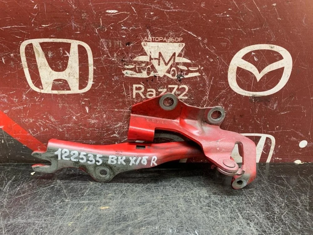 Петля капота правая для Mazda 3 BK 2002-2009