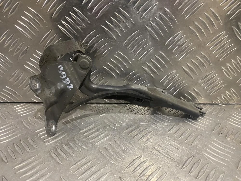 Петля капота правая для Mazda 3 BK 2002-2009