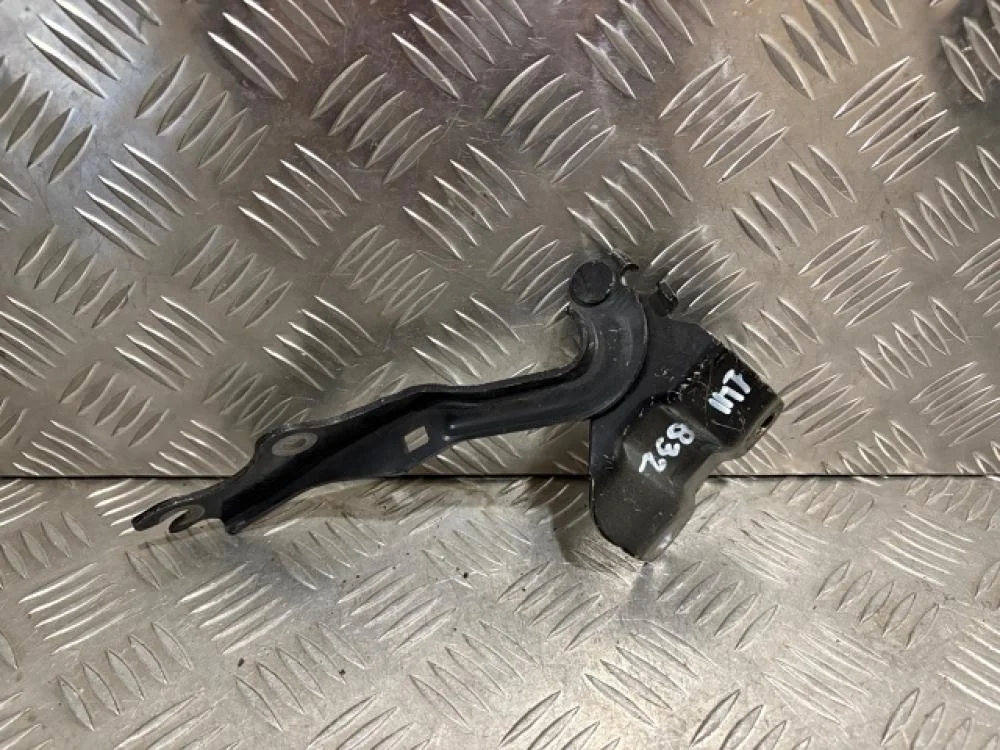 Петля капота правая для Mazda 3 BL 2008-2013