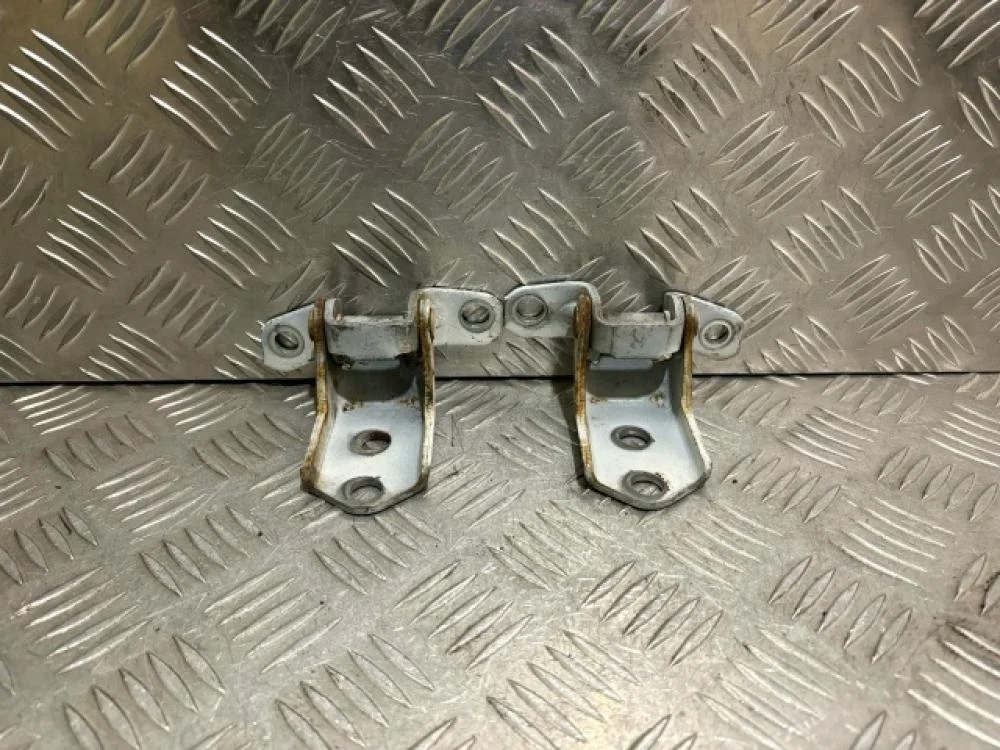 Петля двери передней левой нижняя для Mazda 3 BL 2008-2013