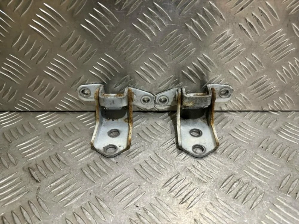 Петля двери передней левой нижняя для Mazda 3 BL 2008-2013