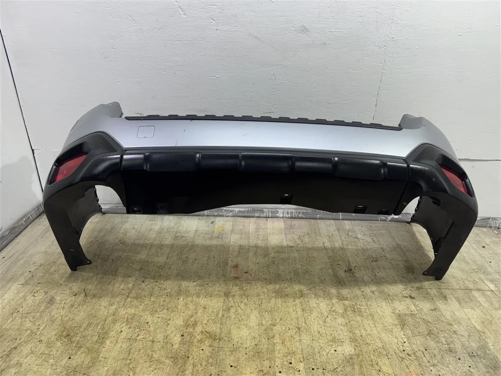 Бампер REAR OBK в сборе: фонари, накладка нижняя черная, заглушка буксировочного крюка, накладка антицарапина серебро G1U