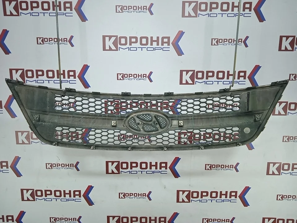 Решетка радиатора Б/У царапины на хроме 1