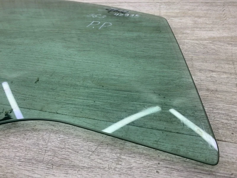 Стекло двери TOYOTA AURIS 2009 6810102230 ХЭТЧБЕК 1NR-FE, переднее правое