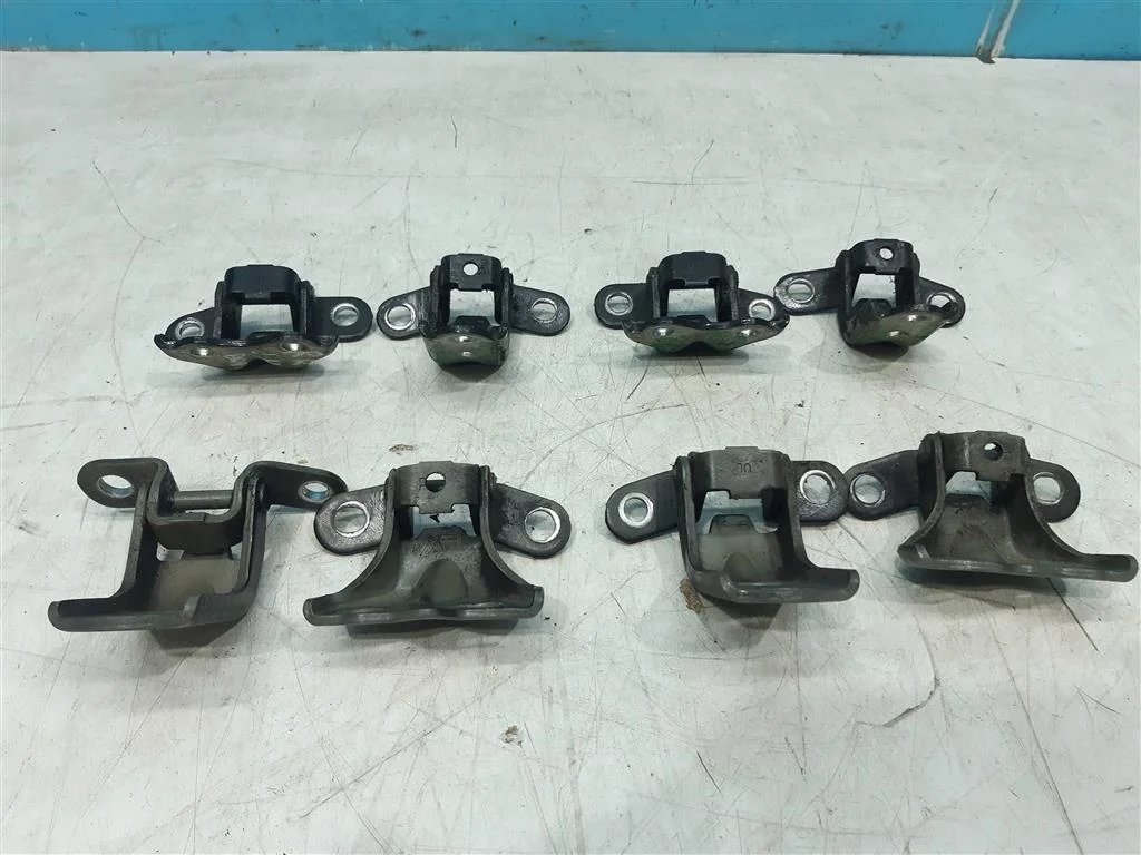 петля двери Hyundai I20 1 2008-2012  2010