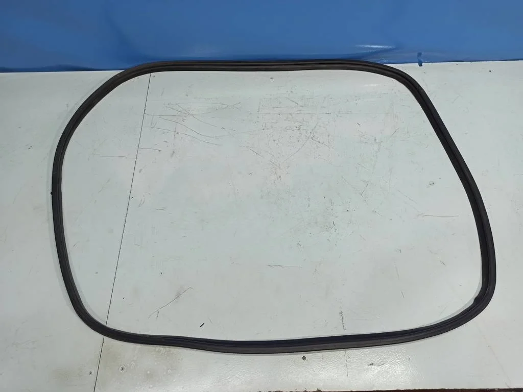 уплотнитель крышки багажника Kia Sportage 2 2004-2008  2006