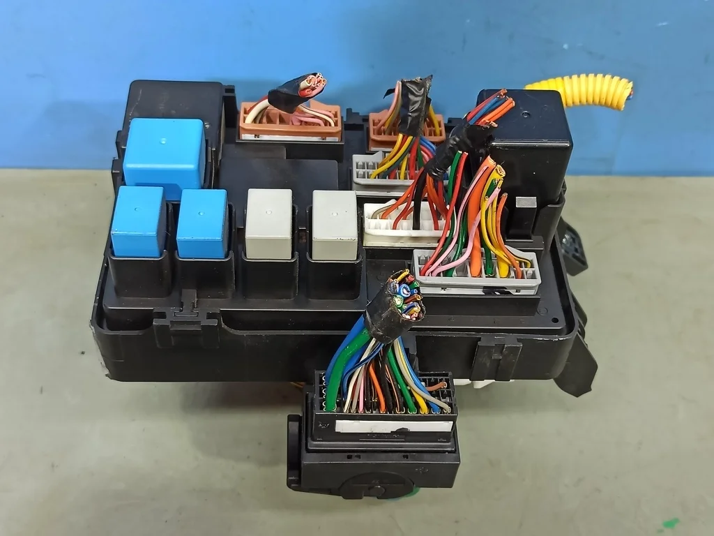 блок предохранителей салонный Kia RIO 2 хэтчбек 2009-2011  22.10.2010