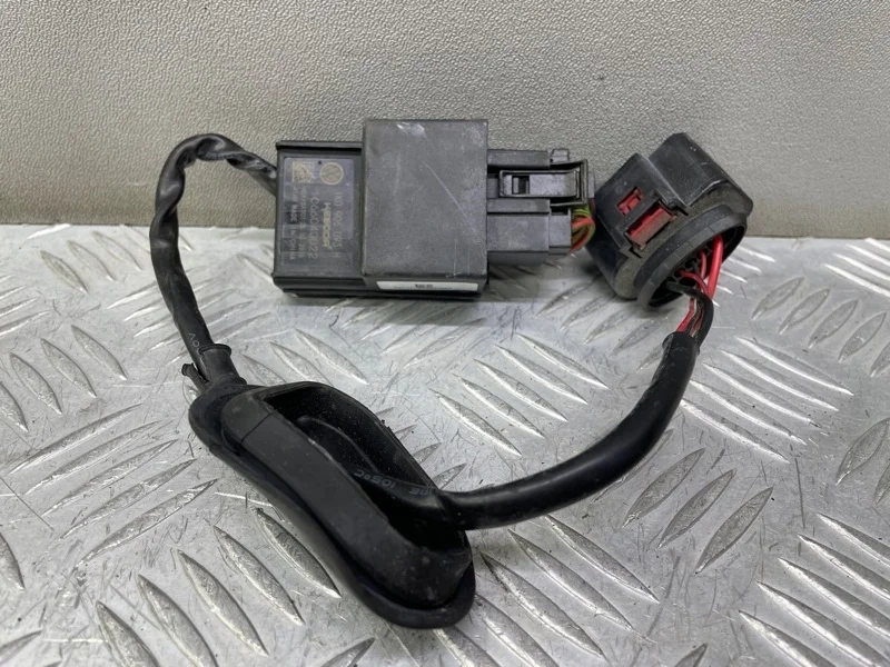 Блок управления бензонасосом Volkswagen Passat B6