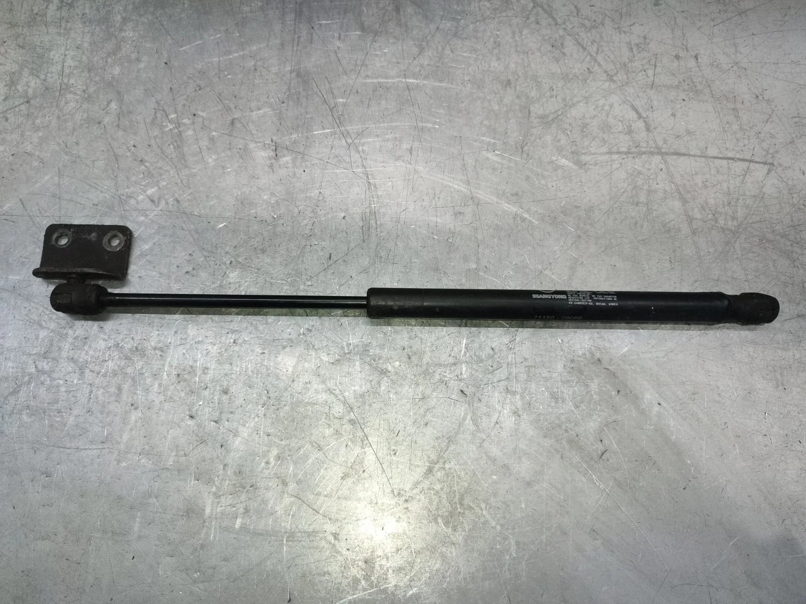 Амортизатор упор капота SsangYong Kyron 2008 D130