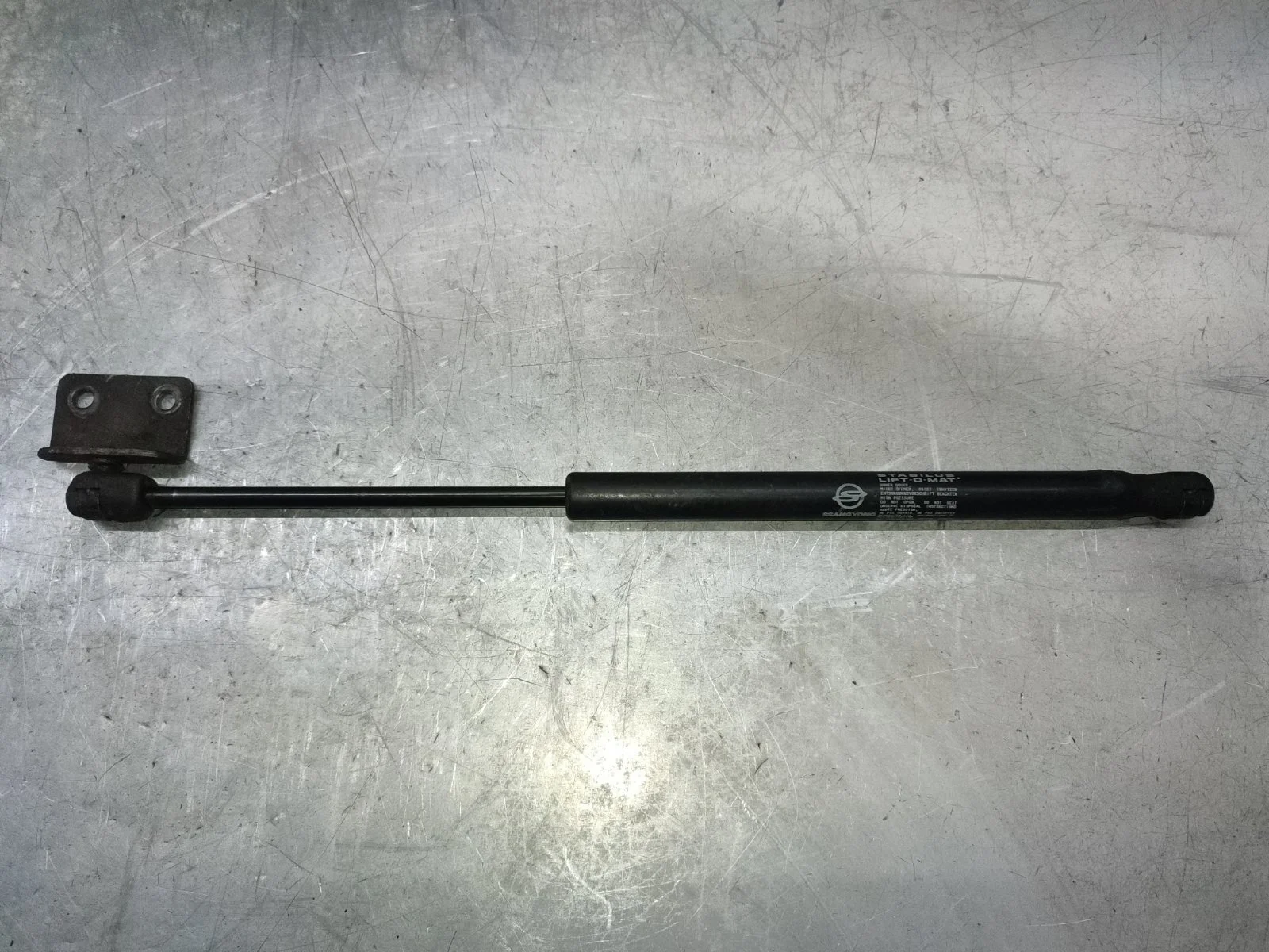 Амортизатор упор капота SsangYong Kyron 2008 D130