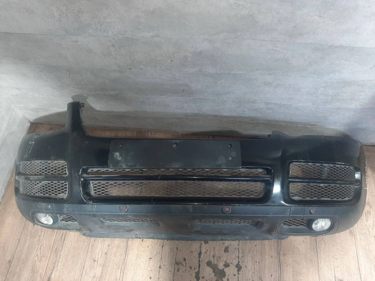 бампер передний Volkswagen Touareg   черный