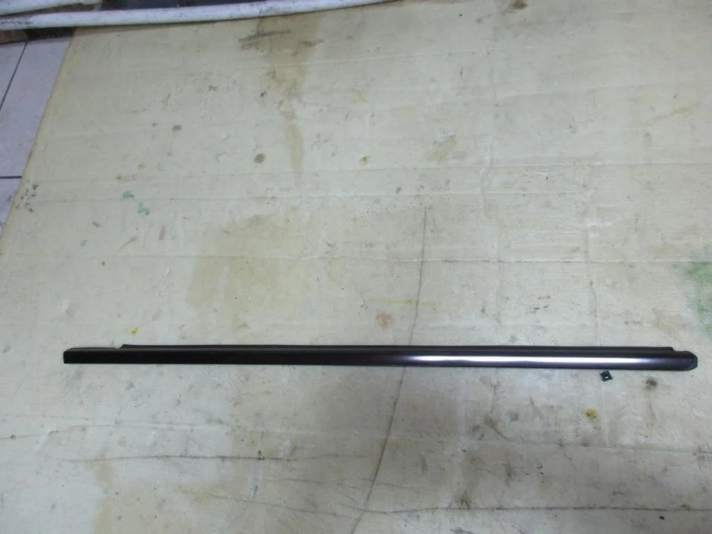 Молдинг стекла двери Mercedes-Benz