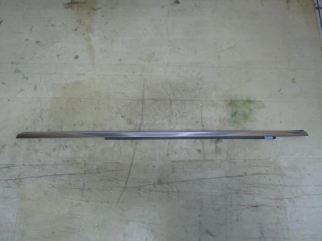 Молдинг стекла двери Mercedes-Benz