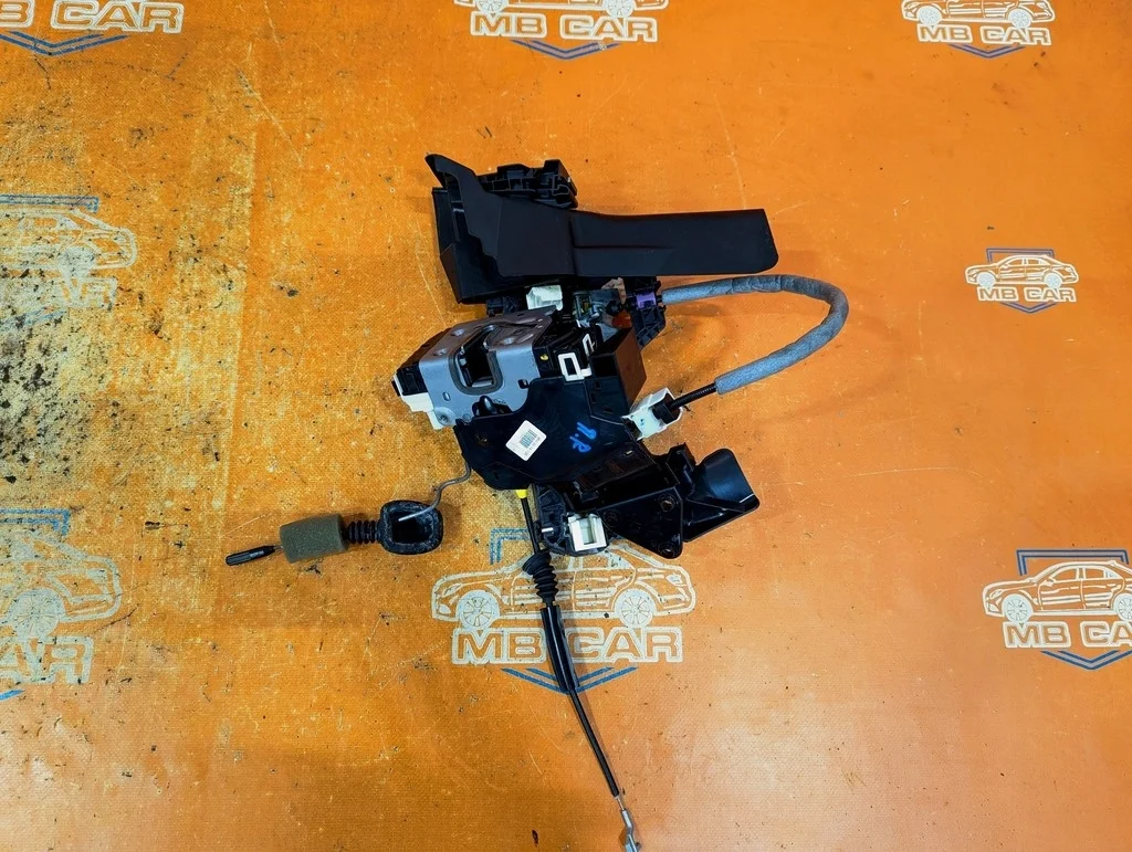 Замок двери передней правой Mercedes-Benz