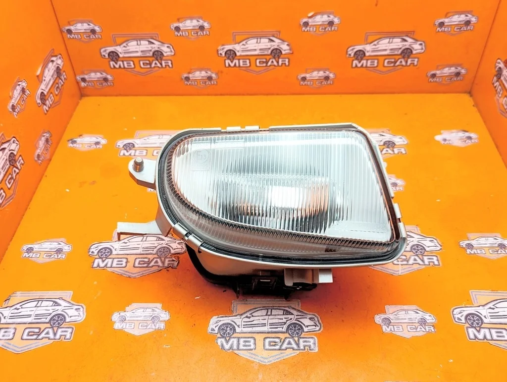 Противотуманка правая Mercedes-Benz