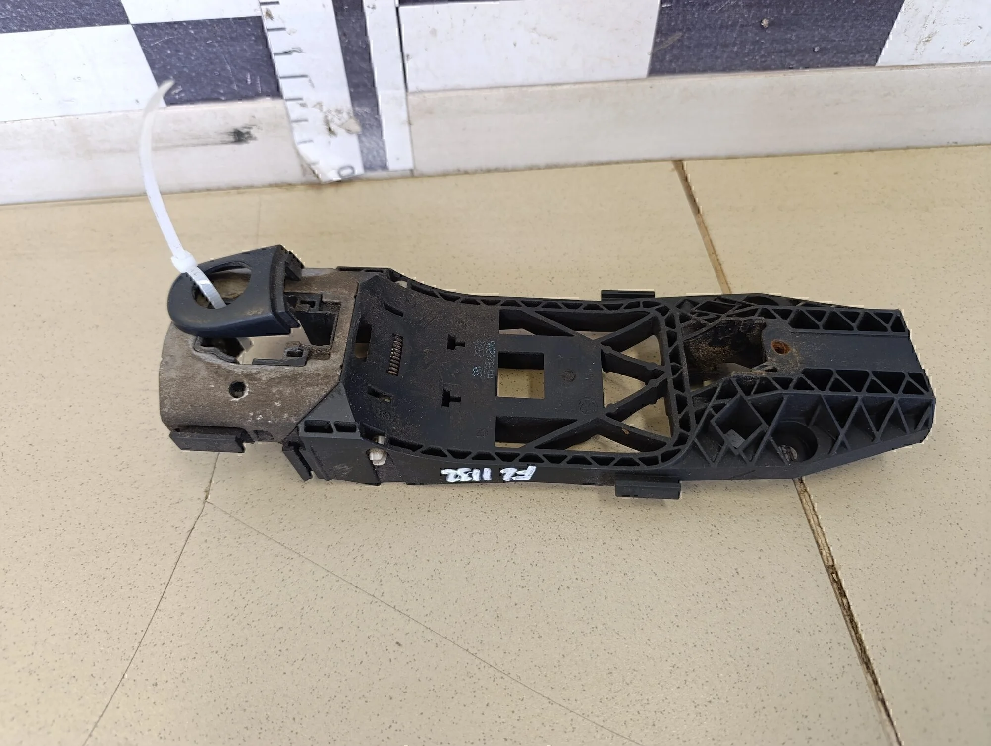 Кронштейн ручки Fabia 2007-2015